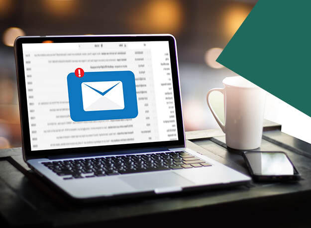 Laptop mit eingehender E-Mail